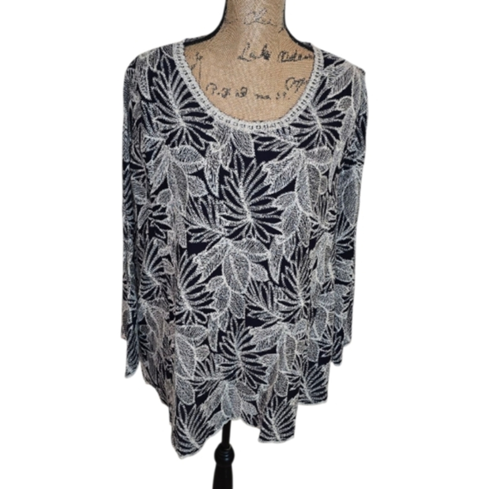 Solitaire Elegant Blue and White Embroidered Leaf Pattern‎ Top Plus Size 2X New